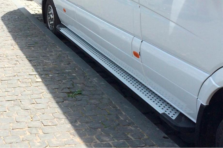Mercedes Sprinter W907/W910 2018- рр. Бокові пороги Allmond Grey (2 шт., алюм.) Image