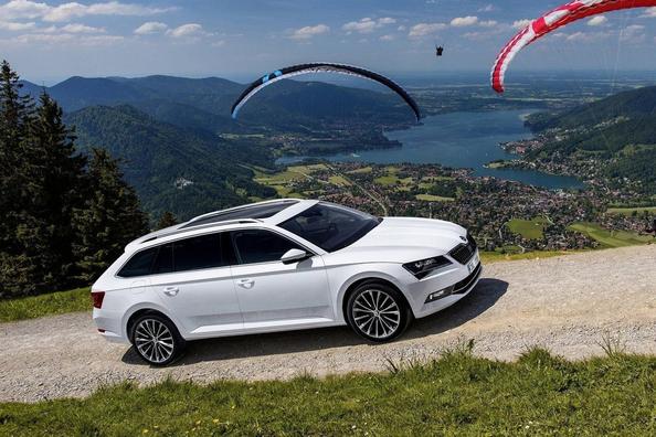 Огляд універсала Skoda Superb Combi третього покоління Фото 9