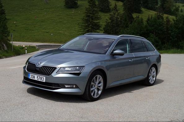 Огляд універсала Skoda Superb Combi третього покоління Фото 2