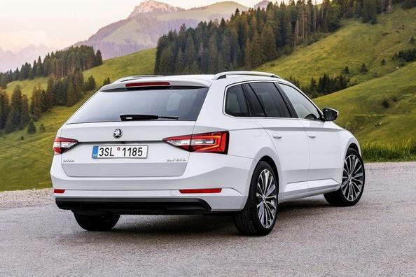 Огляд універсала Skoda Superb Combi третього покоління Фото 3