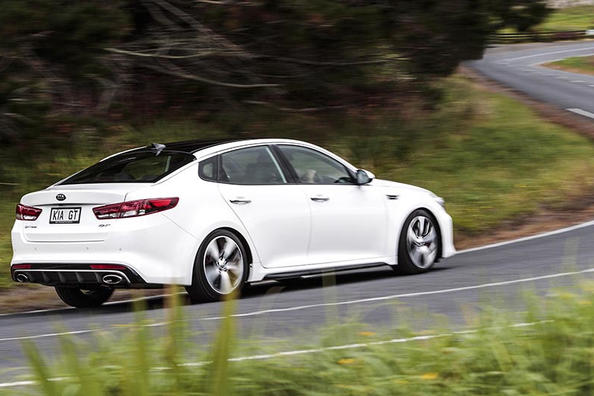 Огляд зарядженого седана KIA Optima GT Фото 3