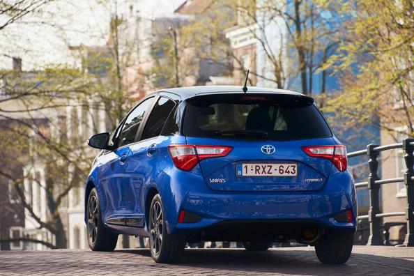 Огляд гібридної модифікації хетчбека Toyota Yaris Hybrid Фото 10
