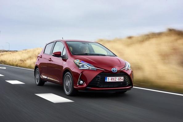 Огляд гібридної модифікації хетчбека Toyota Yaris Hybrid Фото 1