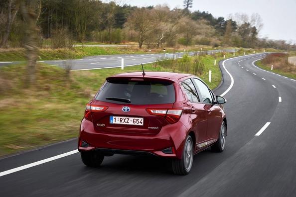 Огляд гібридної модифікації хетчбека Toyota Yaris Hybrid Фото 3