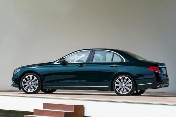 Огляд седана Mercedes-Benz E-Class п’ятого покоління Фото 2