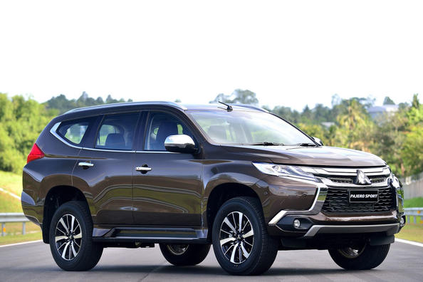 Третє покоління позашляховика Mitsubishi Pajero Sport Фото 3