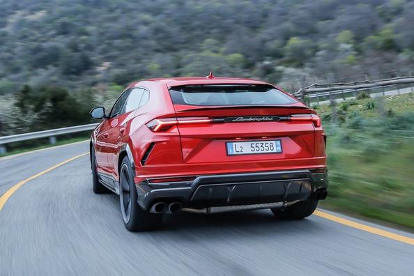 Огляд кросовера Lamborghini Urus Фото 9