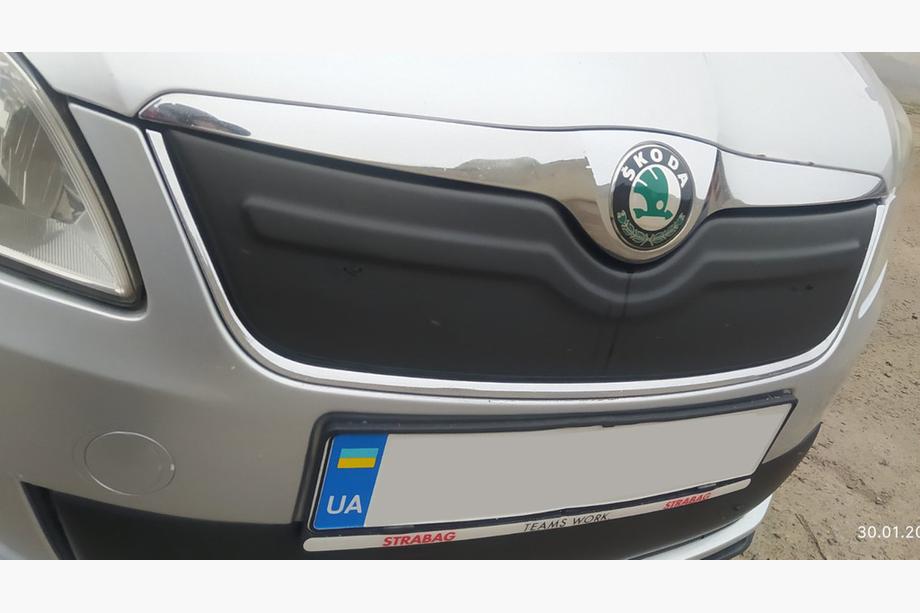 Skoda Fabia 2007-2014 рр. Зимова накладка на решітку (2010-2014, верхня) Фото 1