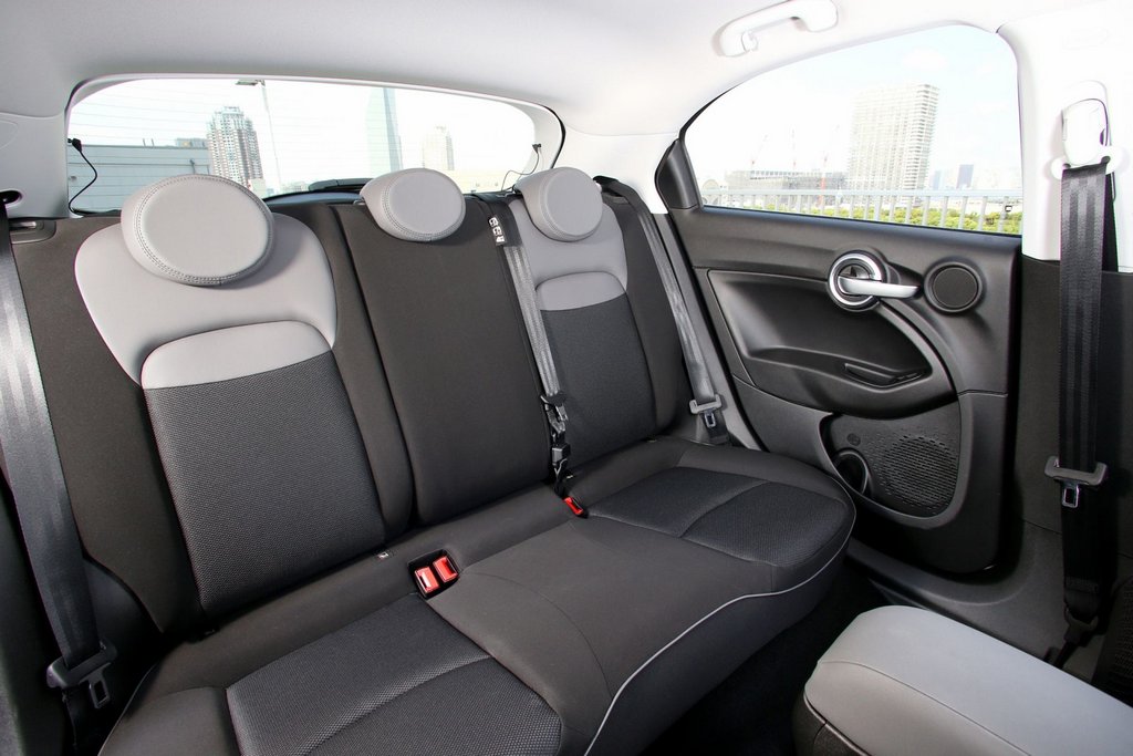 Компактний міський кросовер Fiat 500X
