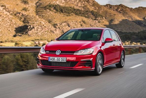 Огляд зарядженої модифікації хетчбека Volkswagen Golf GTI Фото 9