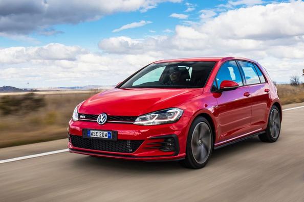 Огляд зарядженої модифікації хетчбека Volkswagen Golf GTI Фото 8