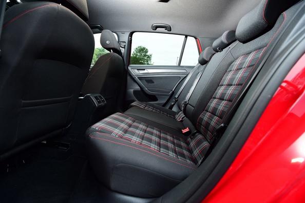 Огляд зарядженої модифікації хетчбека Volkswagen Golf GTI Фото 5