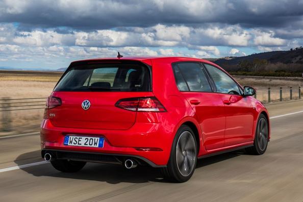 Огляд зарядженої модифікації хетчбека Volkswagen Golf GTI Фото 7