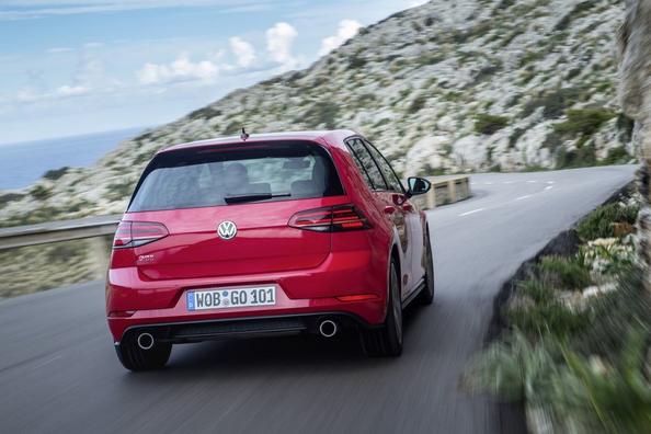 Огляд зарядженої модифікації хетчбека Volkswagen Golf GTI Фото 10