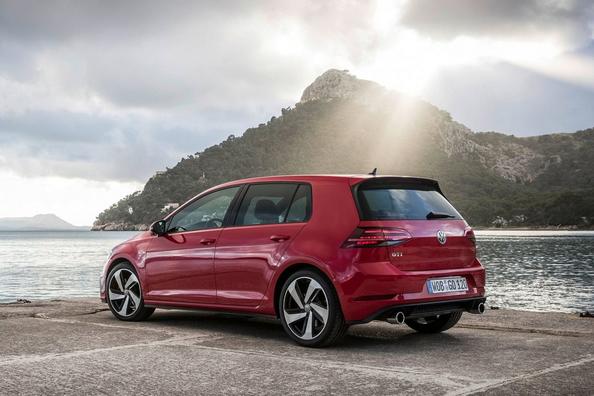 Огляд зарядженої модифікації хетчбека Volkswagen Golf GTI Фото 1