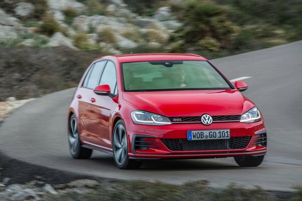 Огляд зарядженої модифікації хетчбека Volkswagen Golf GTI Фото 3