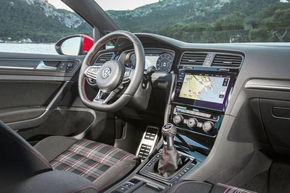 Огляд зарядженої модифікації хетчбека Volkswagen Golf GTI Фото 4