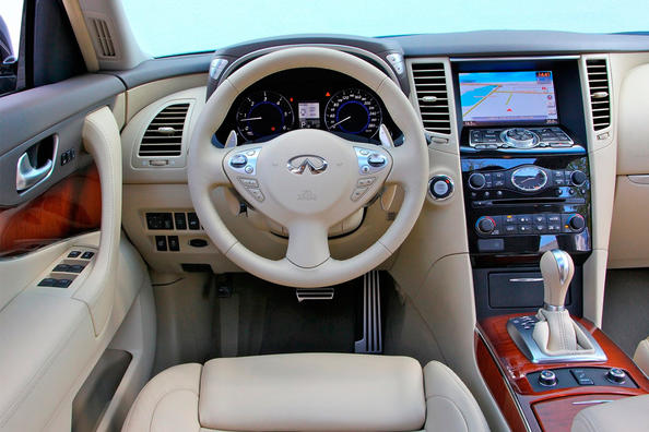 Огляд кросовера Infiniti QX70 Фото 6