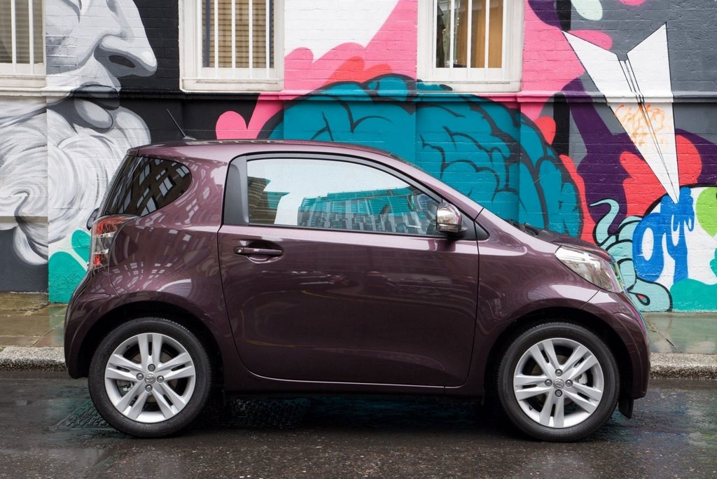 Компактний трьохдверний хетчбек Toyota iQ