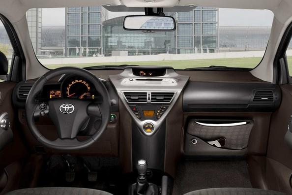 Компактний трьохдверний хетчбек Toyota iQ Фото 5