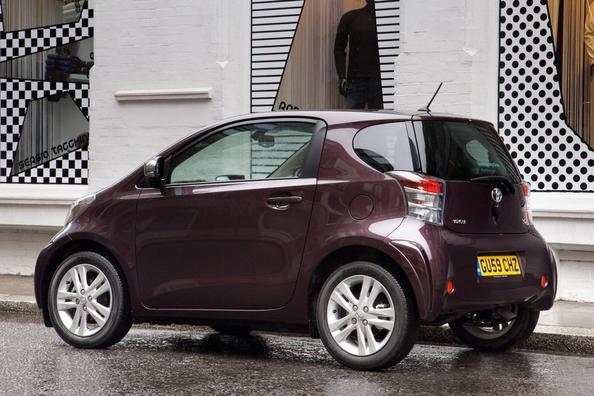 Компактний трьохдверний хетчбек Toyota iQ Фото 4