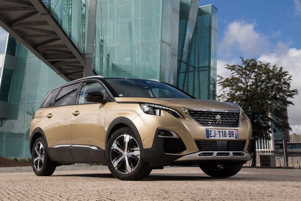 Огляд кросовера Peugeot 5008 другої генерації