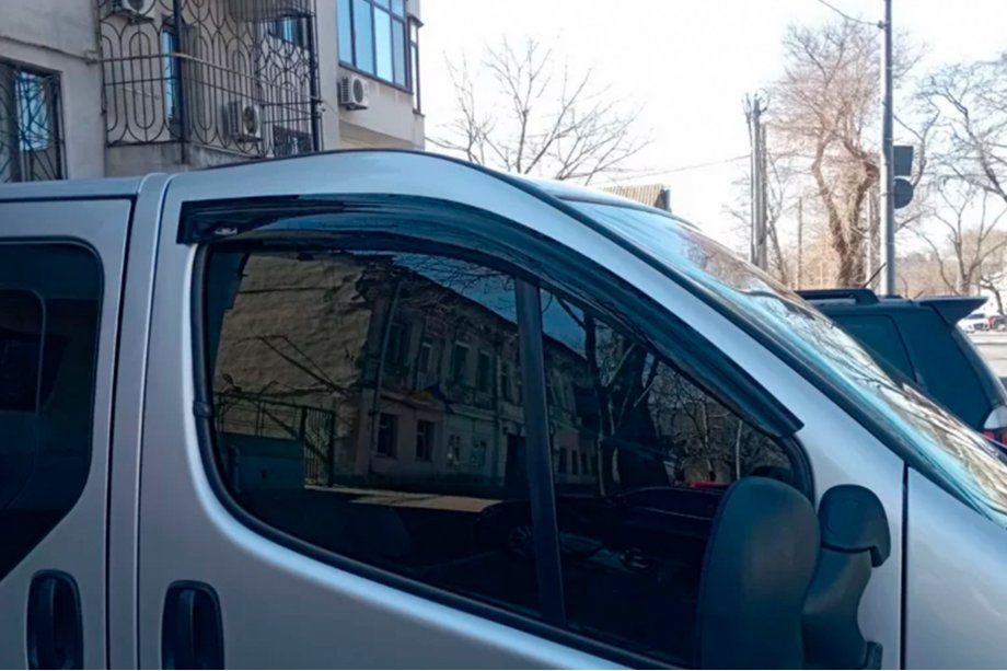 Nissan Primastar 2002-2014 рр. Вітровики (2 шт, HIC) Фото 3