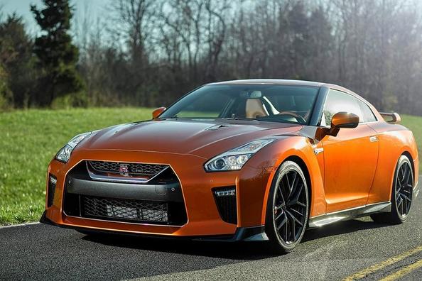 Повнопривідне спортивне купе Nissan GT-R Фото 9