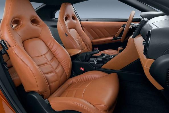 Повнопривідне спортивне купе Nissan GT-R Фото 8