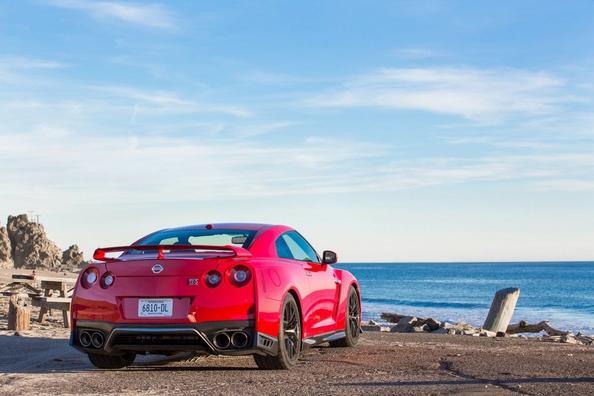 Повнопривідне спортивне купе Nissan GT-R Фото 2