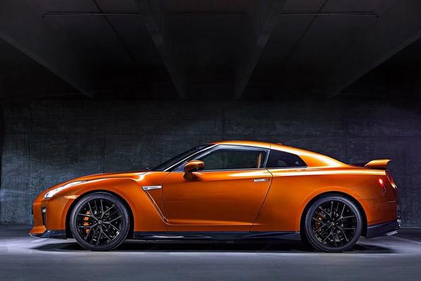 Повнопривідне спортивне купе Nissan GT-R Фото 5