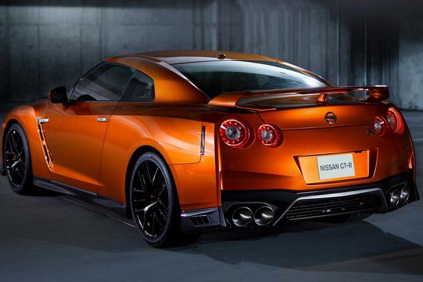 Повнопривідне спортивне купе Nissan GT-R Фото 4