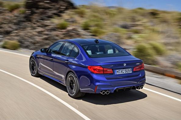 Огляд шостого покоління седана BMW M5 Фото 10