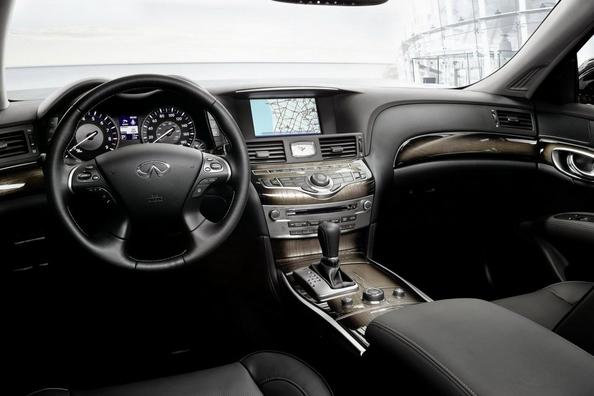 Огляд седана бізнес-класу Infiniti Q70 Фото 8
