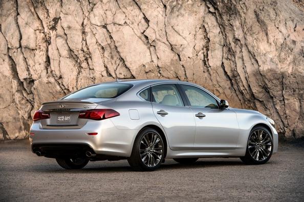 Огляд седана бізнес-класу Infiniti Q70 Фото 3