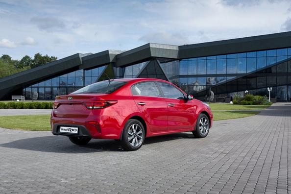 Огляд четвертого покоління седана KIA Rio Фото 4