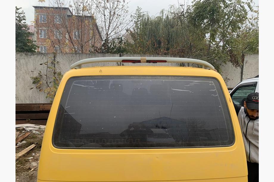 Volkswagen T4 Caravelle/Multivan 1990-2003 рр. Спойлер на дах з стоп-сигналом ісіклі (під фарбування) Фото 5