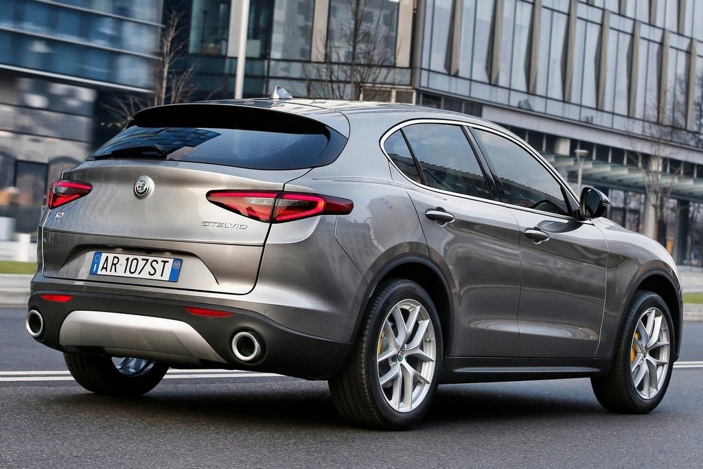 Огляд компактного кросовера Alfa Romeo Stelvio