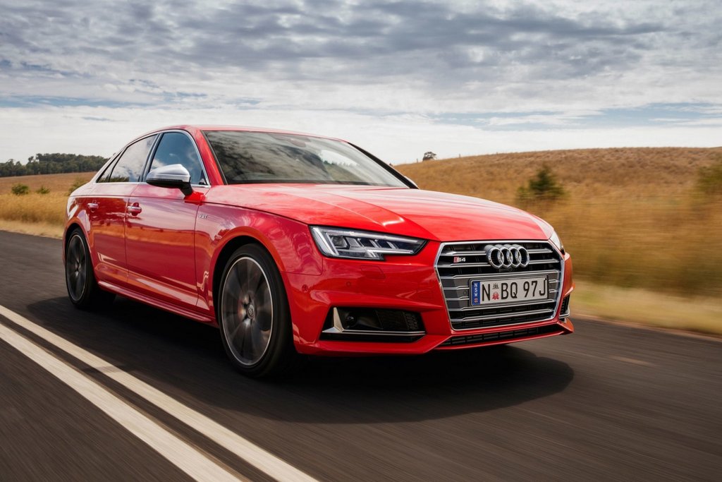 Огляд спортивного седана Audi S4
