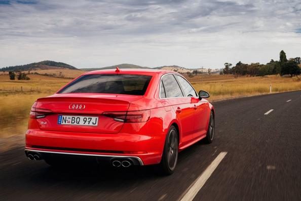 Огляд спортивного седана Audi S4 Фото 8
