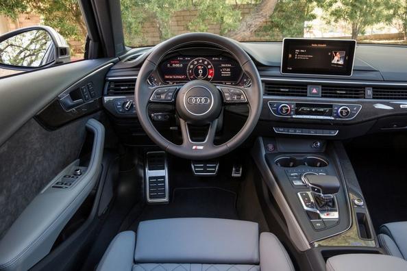 Огляд спортивного седана Audi S4 Фото 6