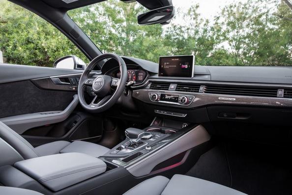 Огляд спортивного седана Audi S4 Фото 5