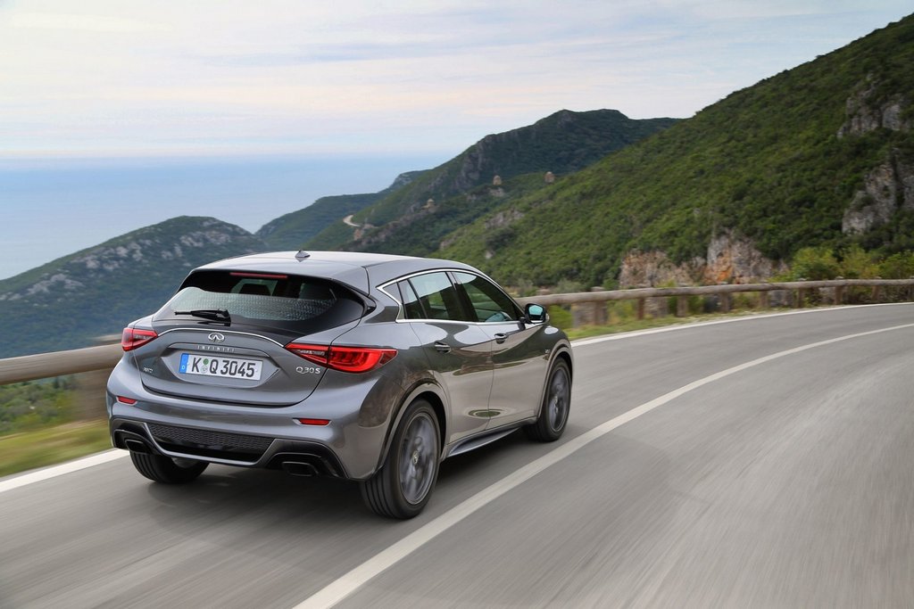 Преміальний хетчбек Infiniti Q30