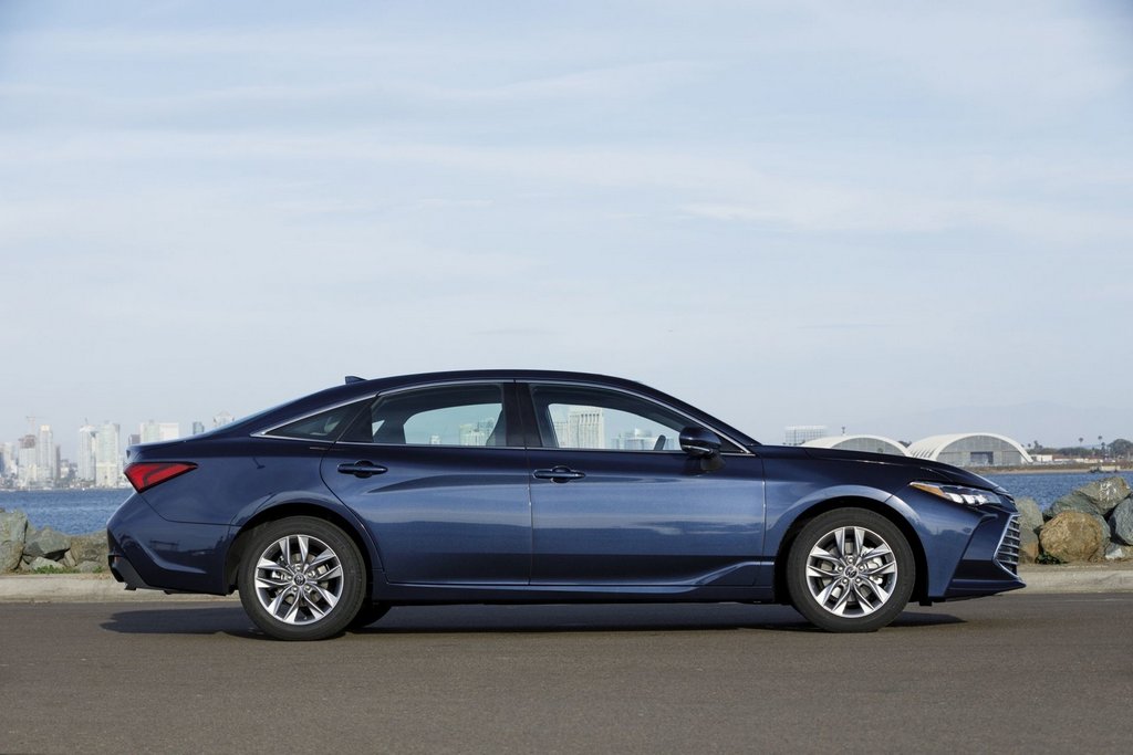 П’яте покоління флагманського седана Toyota Avalon
