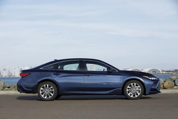 П’яте покоління флагманського седана Toyota Avalon Фото 11