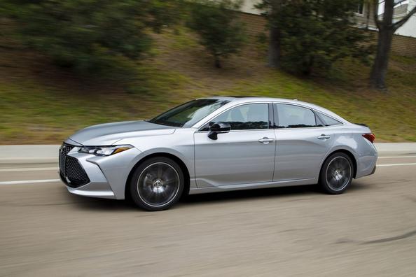 П’яте покоління флагманського седана Toyota Avalon Фото 9