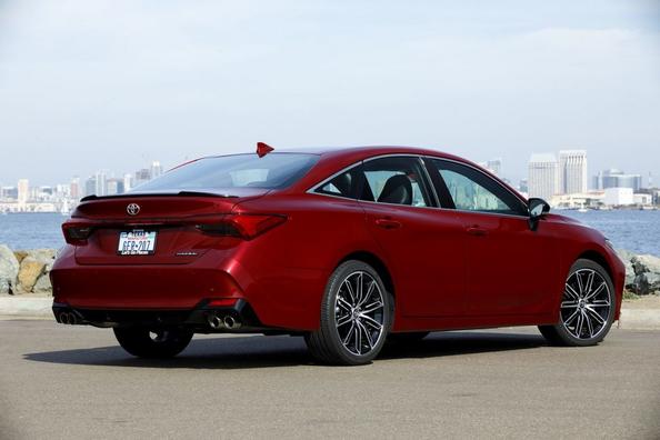П’яте покоління флагманського седана Toyota Avalon Фото 8