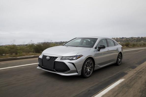 П’яте покоління флагманського седана Toyota Avalon Фото 3