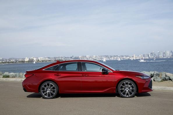 П’яте покоління флагманського седана Toyota Avalon Фото 2