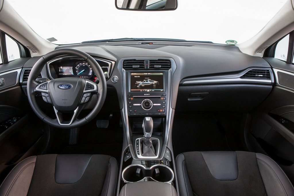 Огляд середньорозмірного седана Ford Mondeo